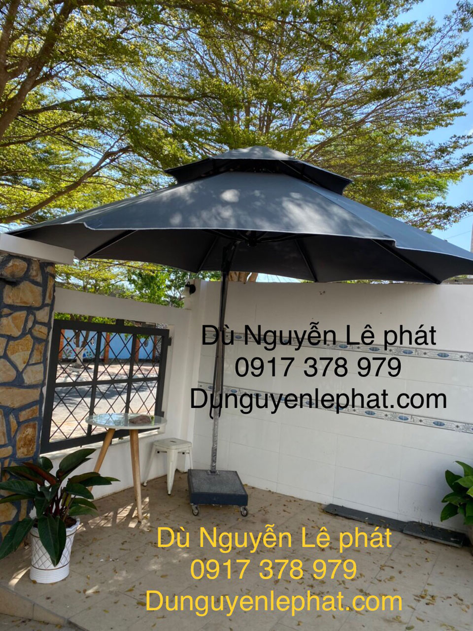 Dù che nắng mưa ngoài trời